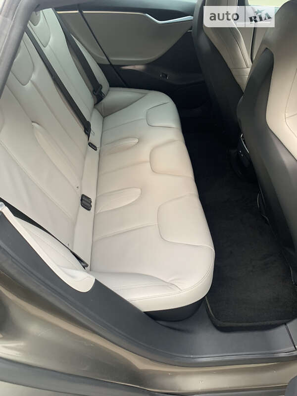 Лифтбек Tesla Model S 2016 в Киеве