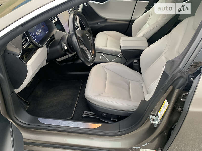 Лифтбек Tesla Model S 2016 в Киеве