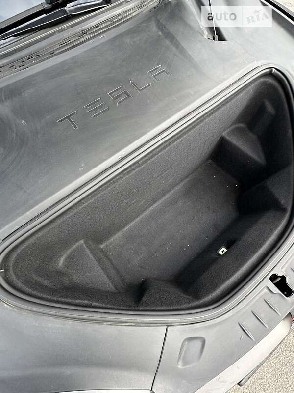 Лифтбек Tesla Model S 2017 в Киеве