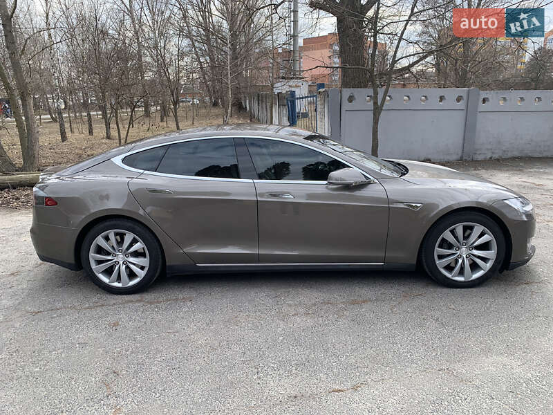 Лифтбек Tesla Model S 2015 в Полтаве