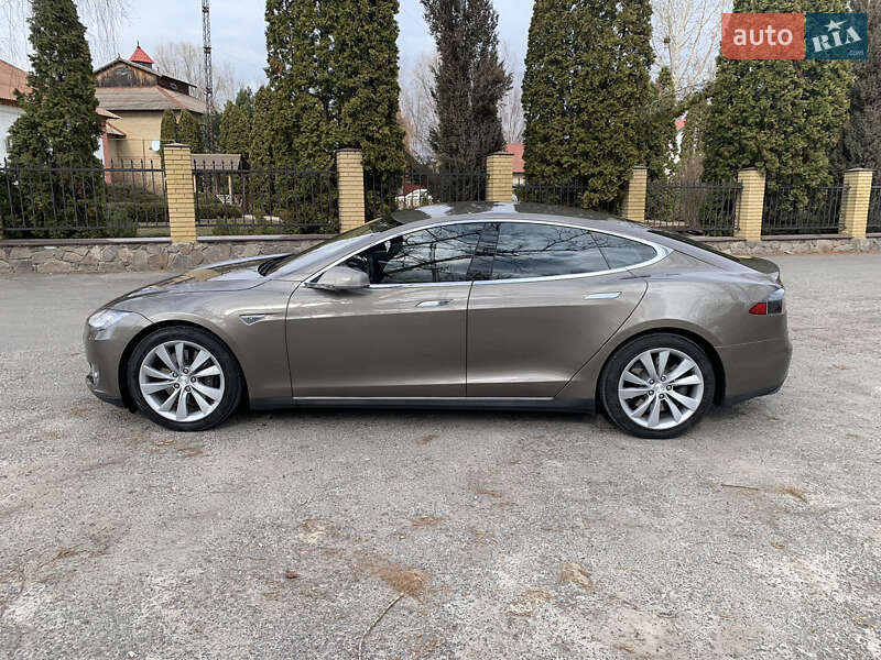 Лифтбек Tesla Model S 2015 в Полтаве