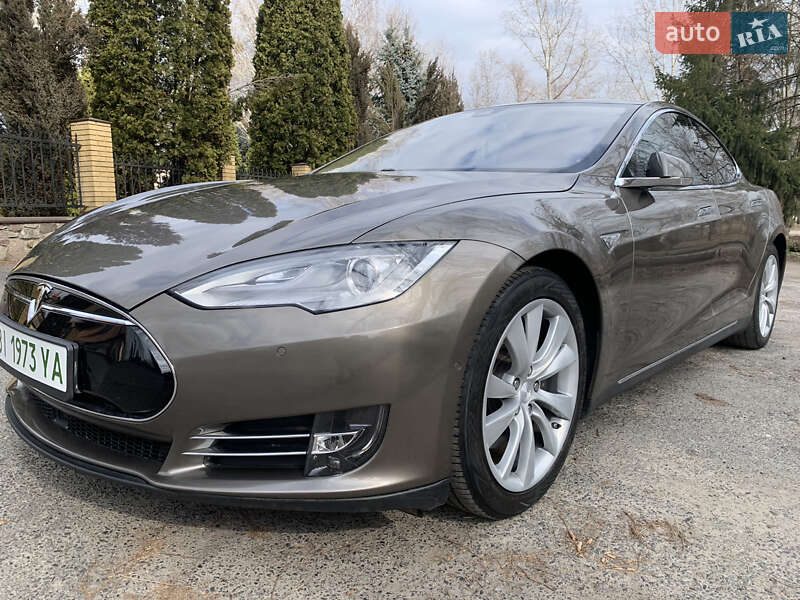 Лифтбек Tesla Model S 2015 в Полтаве