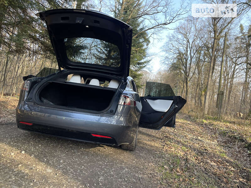 Ліфтбек Tesla Model S 2019 в Стрию
