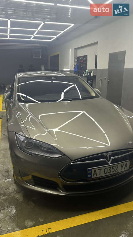 Лифтбек Tesla Model S 2015 в Ивано-Франковске