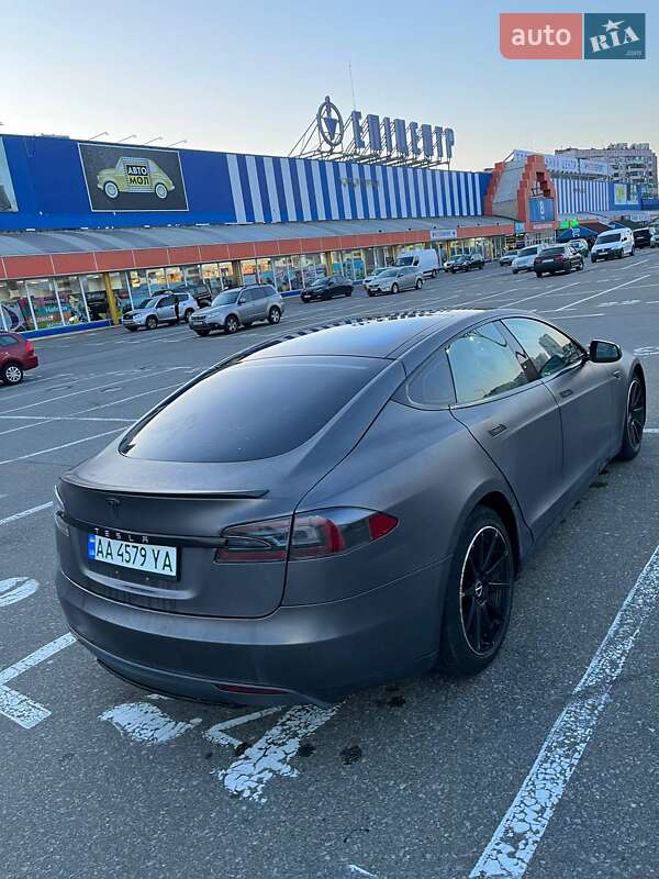 Лифтбек Tesla Model S 2015 в Киеве