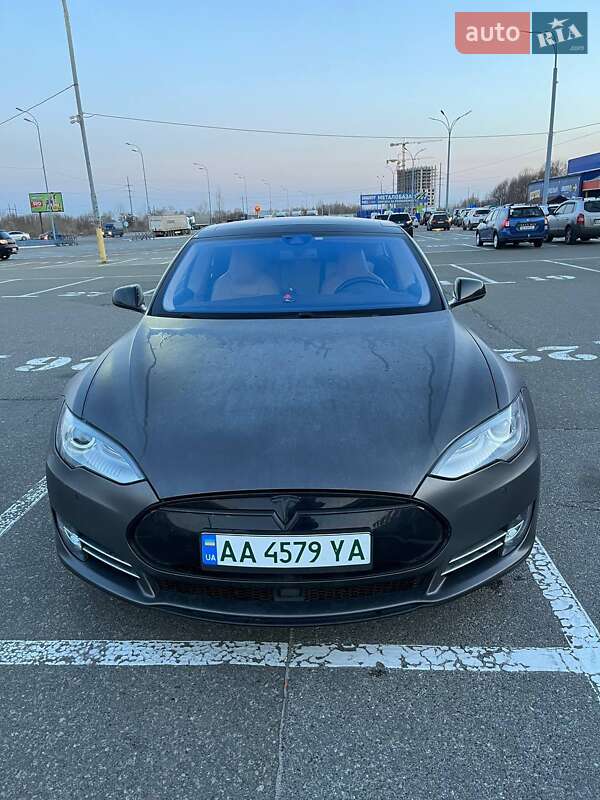 Лифтбек Tesla Model S 2015 в Киеве