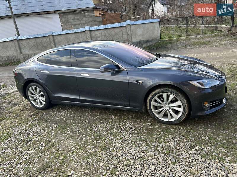 Лифтбек Tesla Model S 2017 в Косове