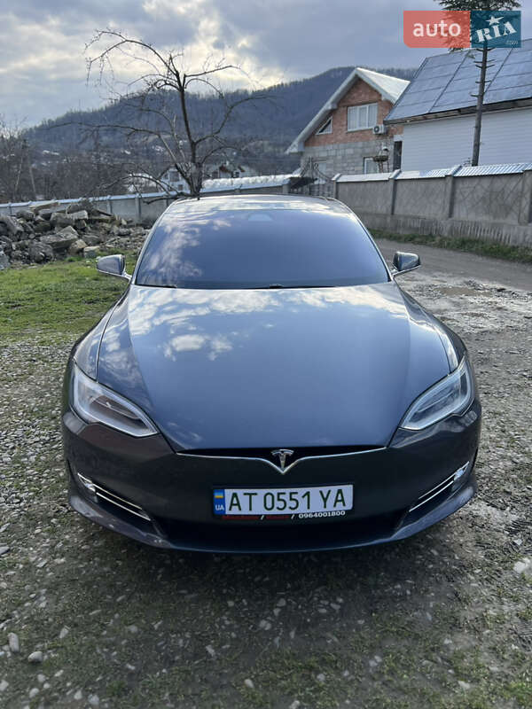 Лифтбек Tesla Model S 2017 в Косове