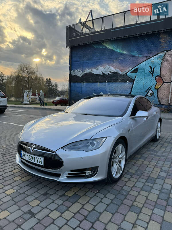 Tesla Model S 2015