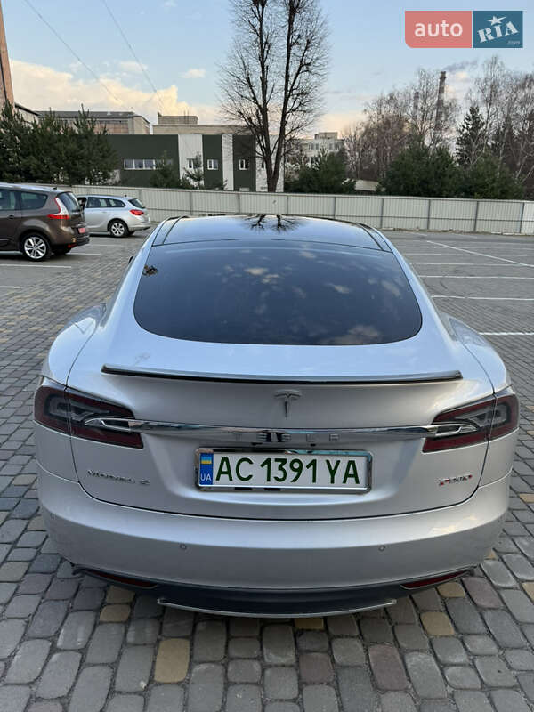 Лифтбек Tesla Model S 2015 в Луцке