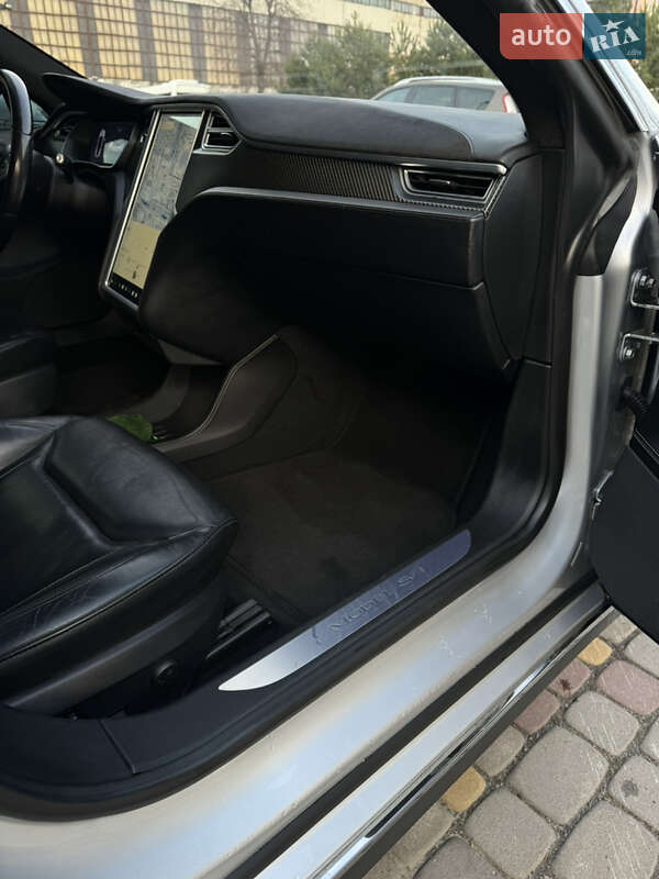 Лифтбек Tesla Model S 2015 в Луцке