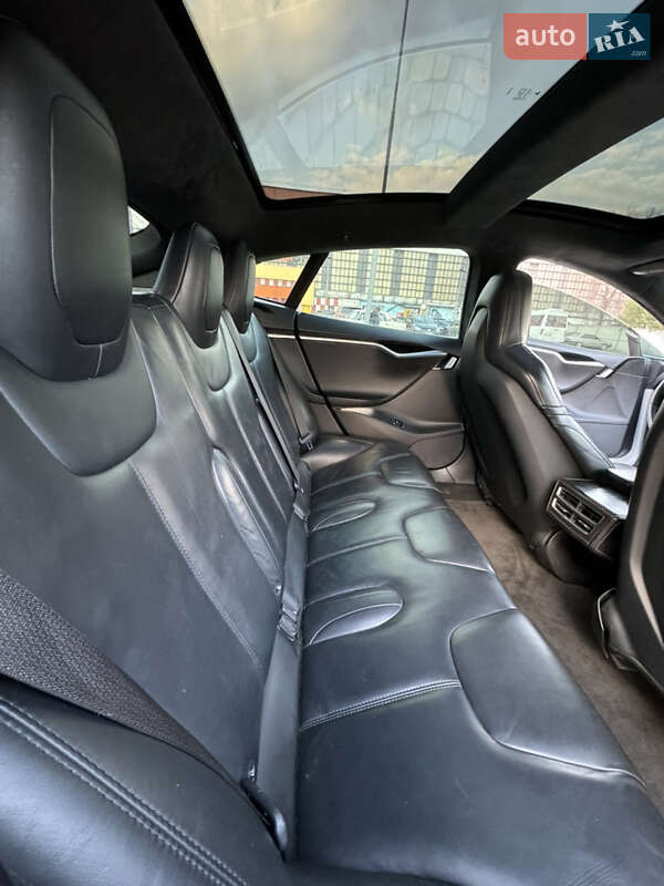 Лифтбек Tesla Model S 2015 в Луцке