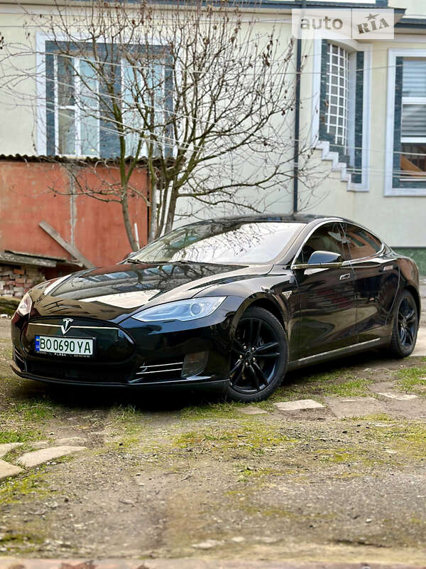 Лифтбек Tesla Model S 2015 в 