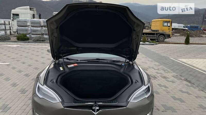 Лифтбек Tesla Model S 2016 в Хусте