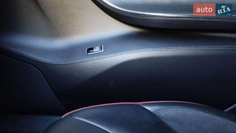 Ліфтбек Tesla Model S 2013 в Львові
