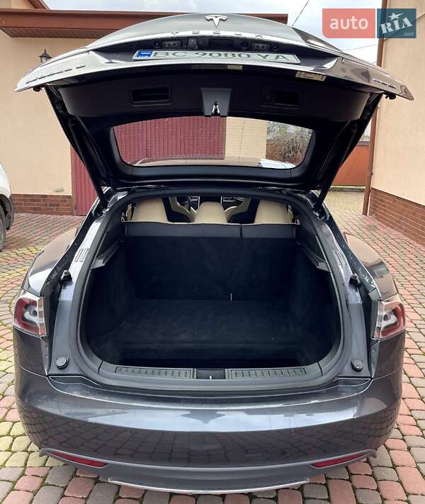 Лифтбек Tesla Model S 2015 в Мостиске