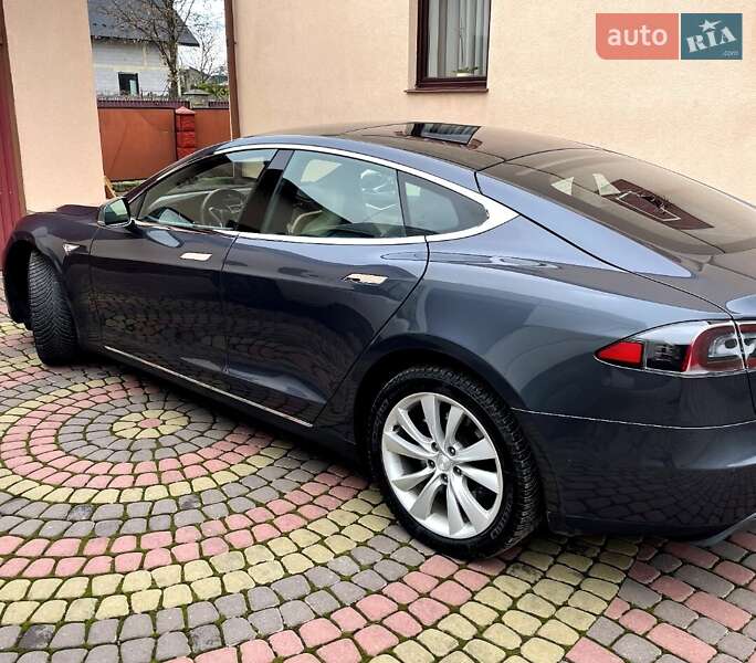Лифтбек Tesla Model S 2015 в Мостиске