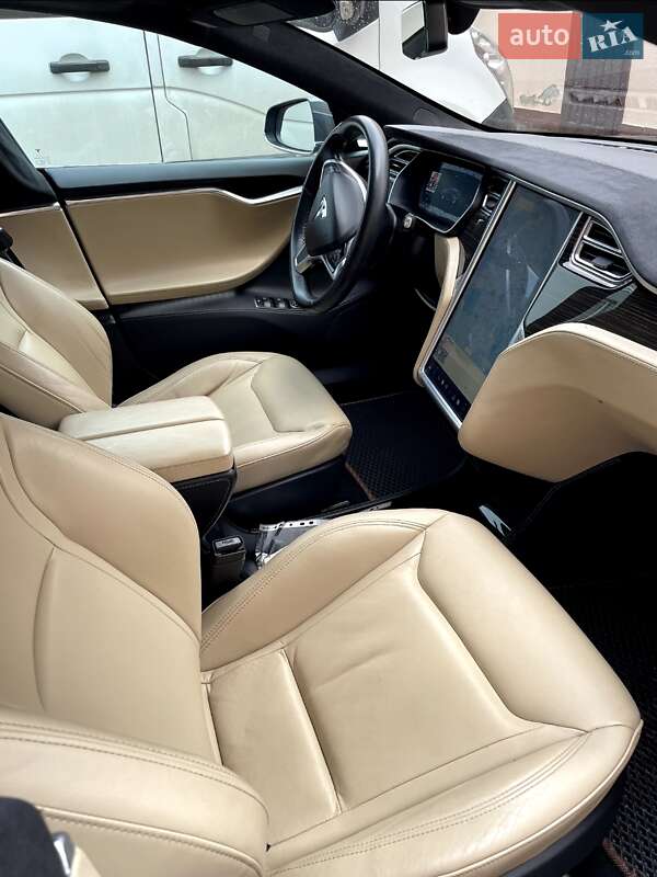 Лифтбек Tesla Model S 2015 в Мостиске