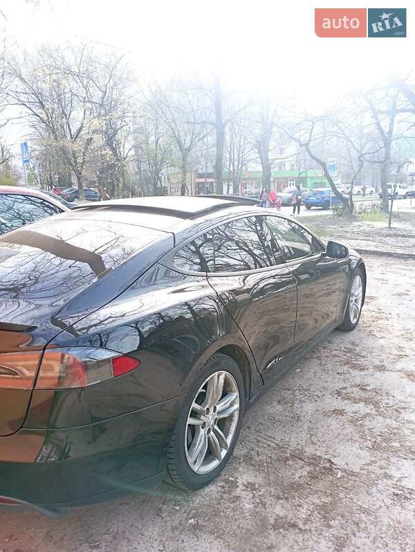 Лифтбек Tesla Model S 2015 в Киеве