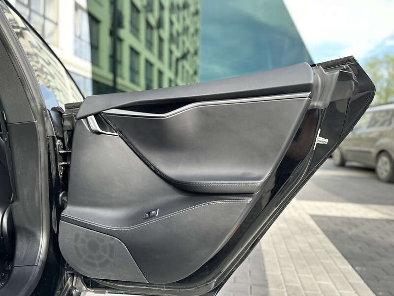 Ліфтбек Tesla Model S 2018 в Львові