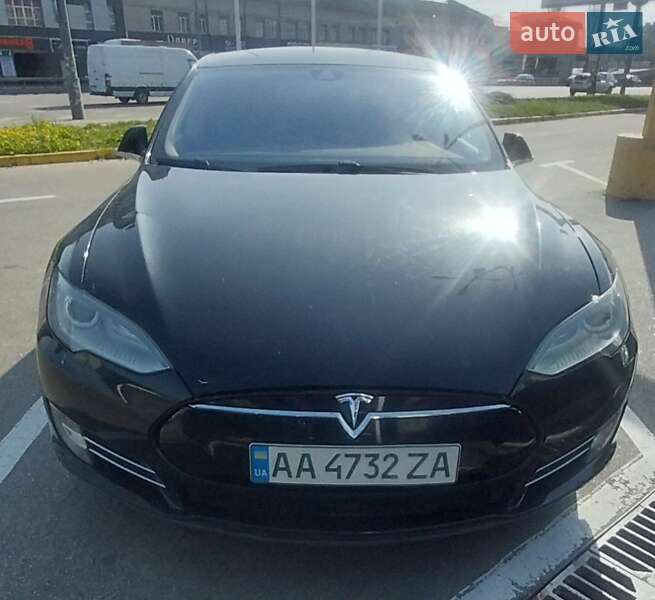 Лифтбек Tesla Model S 2015 в 