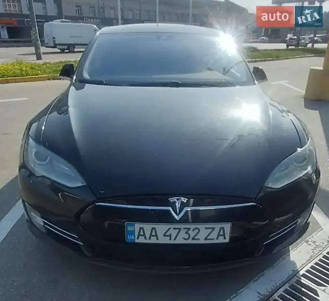 Лифтбек Tesla Model S 2015 в 