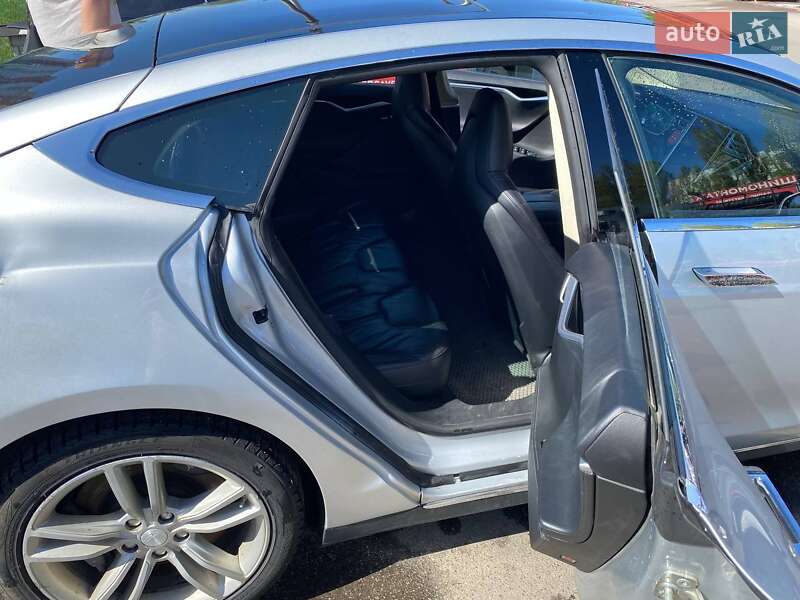 Лифтбек Tesla Model S 2014 в Киеве