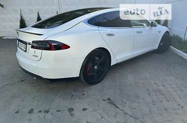 Ліфтбек Tesla Model S 2015 в Стрию