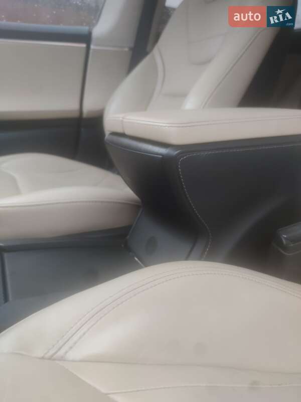 Лифтбек Tesla Model S 2015 в Полтаве