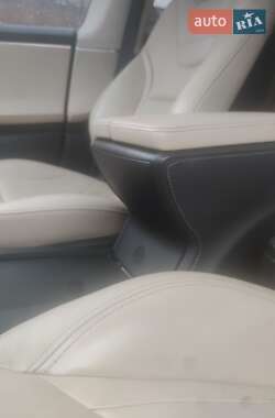 Лифтбек Tesla Model S 2015 в 