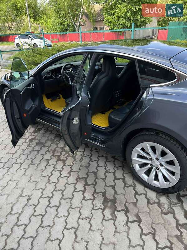 Ліфтбек Tesla Model S 2016 в Тростянці