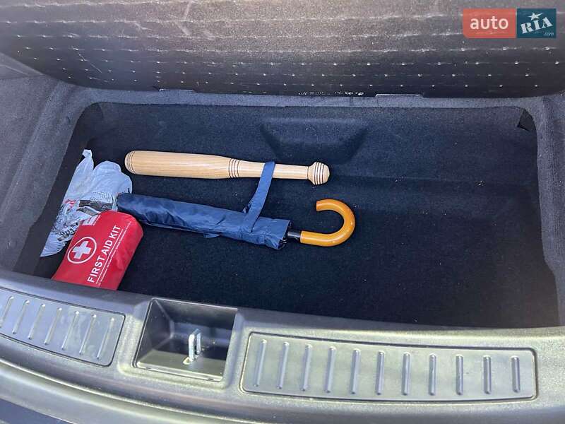 Лифтбек Tesla Model S 2019 в Ивано-Франковске