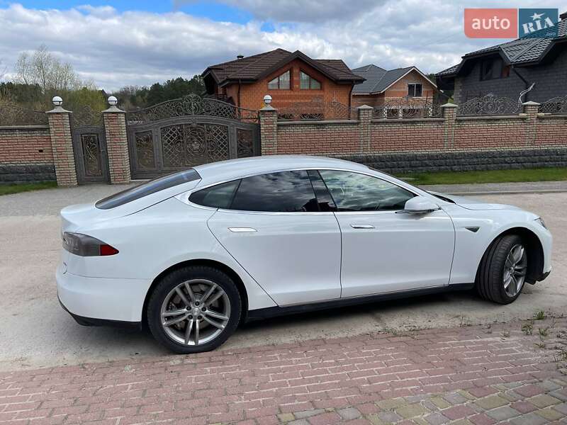 Лифтбек Tesla Model S 2014 в Киеве фото Лифтбек Tesla Model S 2014 в Киеве