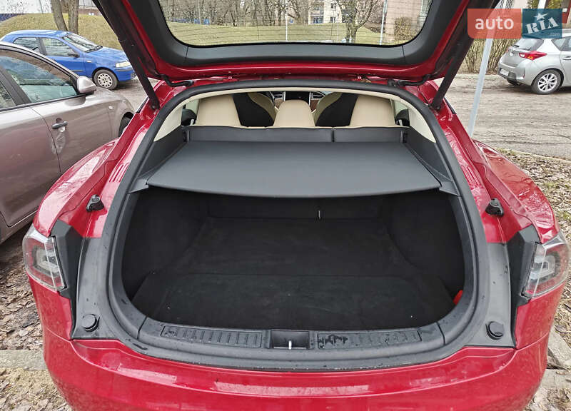 Лифтбек Tesla Model S 2017 в Львове
