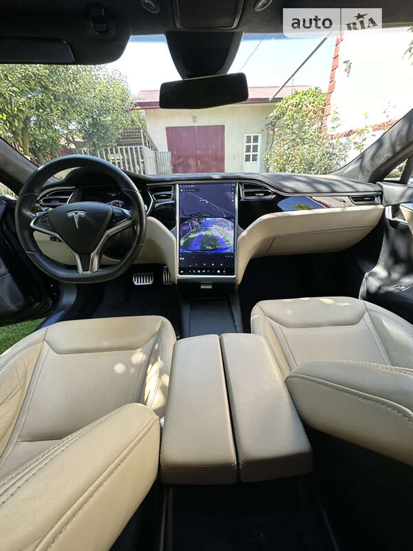 Лифтбек Tesla Model S 2016 в Черновцах