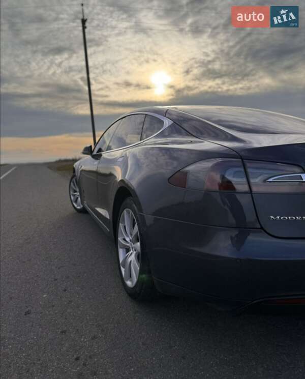 Лифтбек Tesla Model S 2015 в Сторожинце