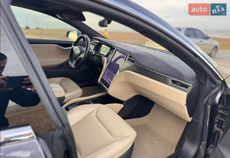 Лифтбек Tesla Model S 2015 в Сторожинце