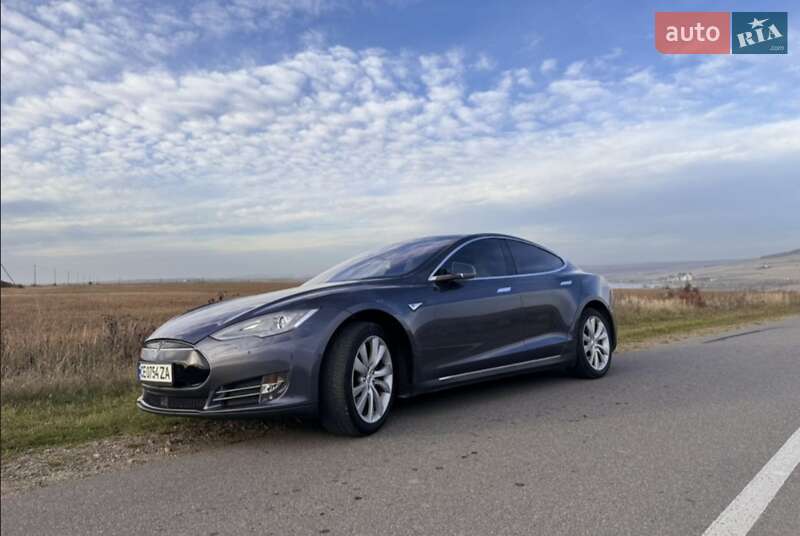 Лифтбек Tesla Model S 2015 в Сторожинце