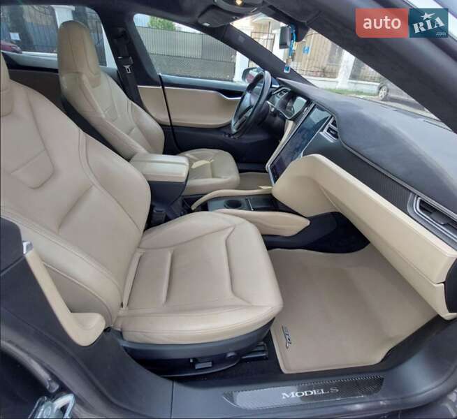 Лифтбек Tesla Model S 2015 в Сторожинце