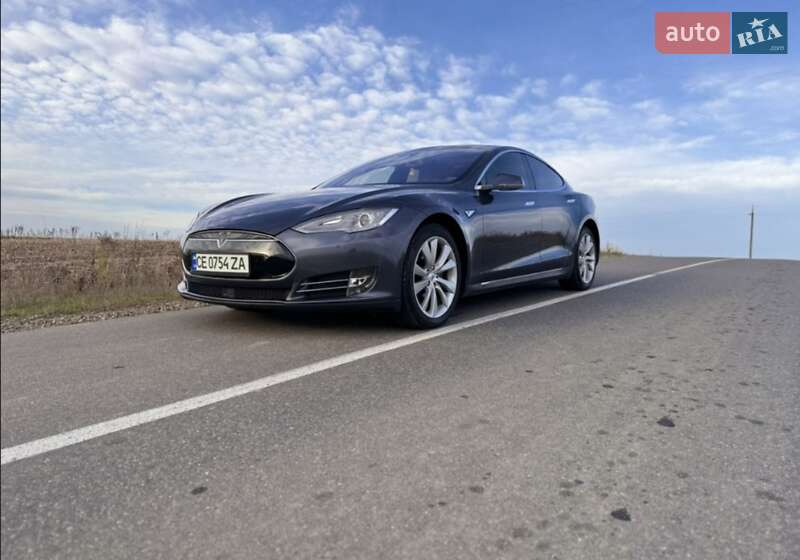 Лифтбек Tesla Model S 2015 в Сторожинце