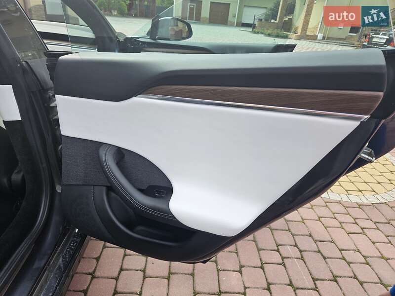 Лифтбек Tesla Model S 2022 в Черновцах