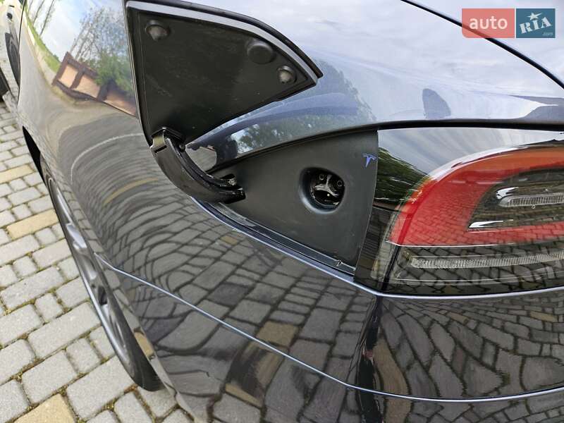 Лифтбек Tesla Model S 2022 в Черновцах