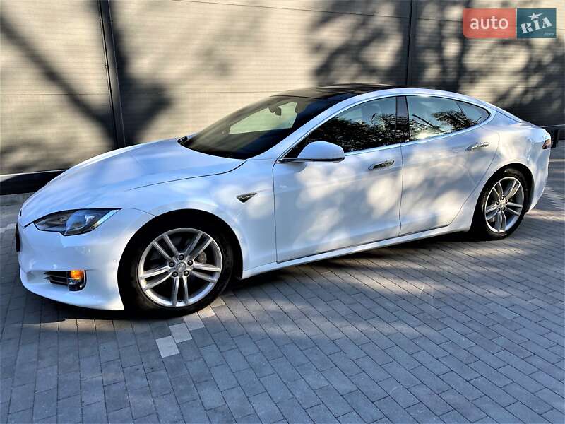 Лифтбек Tesla Model S 2015 в Виннице
