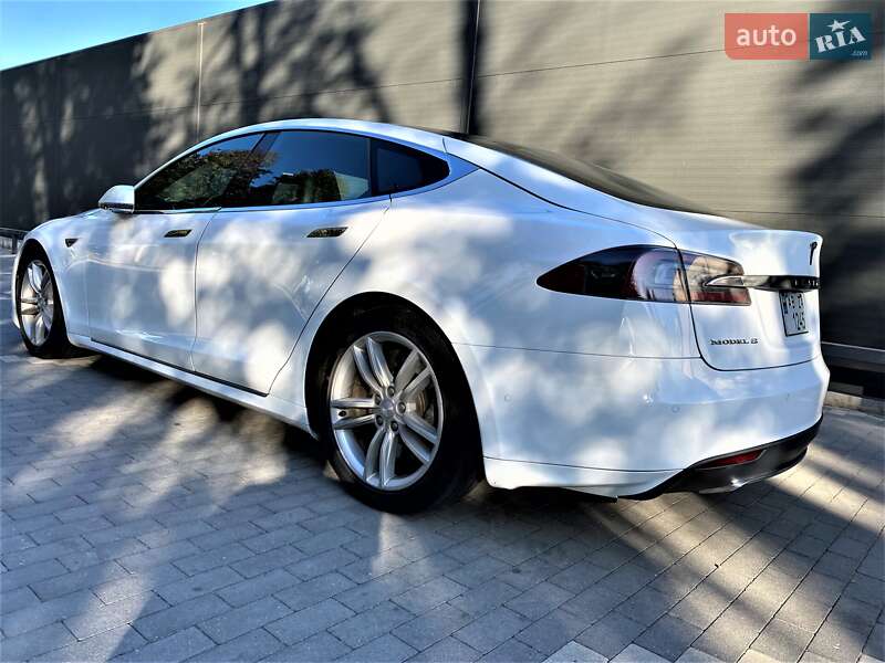 Лифтбек Tesla Model S 2015 в Виннице