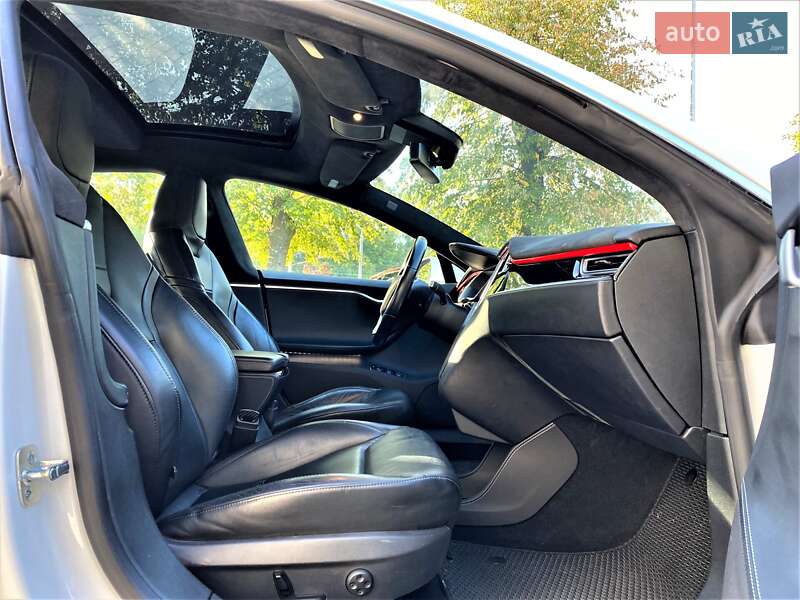 Лифтбек Tesla Model S 2015 в Виннице