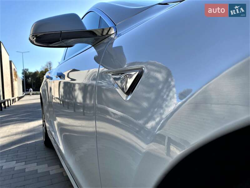 Лифтбек Tesla Model S 2015 в Виннице