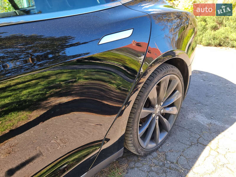 Лифтбек Tesla Model S 2015 в Львове