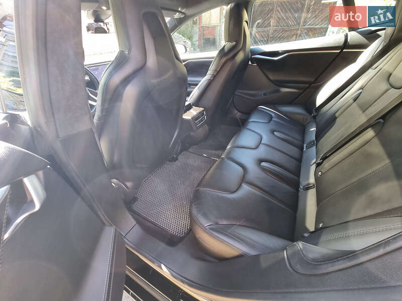 Лифтбек Tesla Model S 2015 в Львове