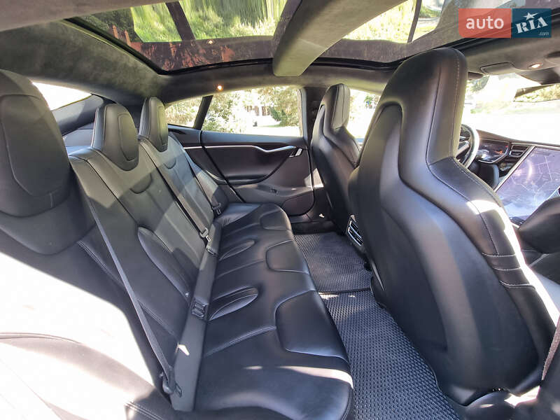 Лифтбек Tesla Model S 2015 в Львове