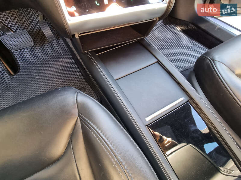 Лифтбек Tesla Model S 2015 в Львове